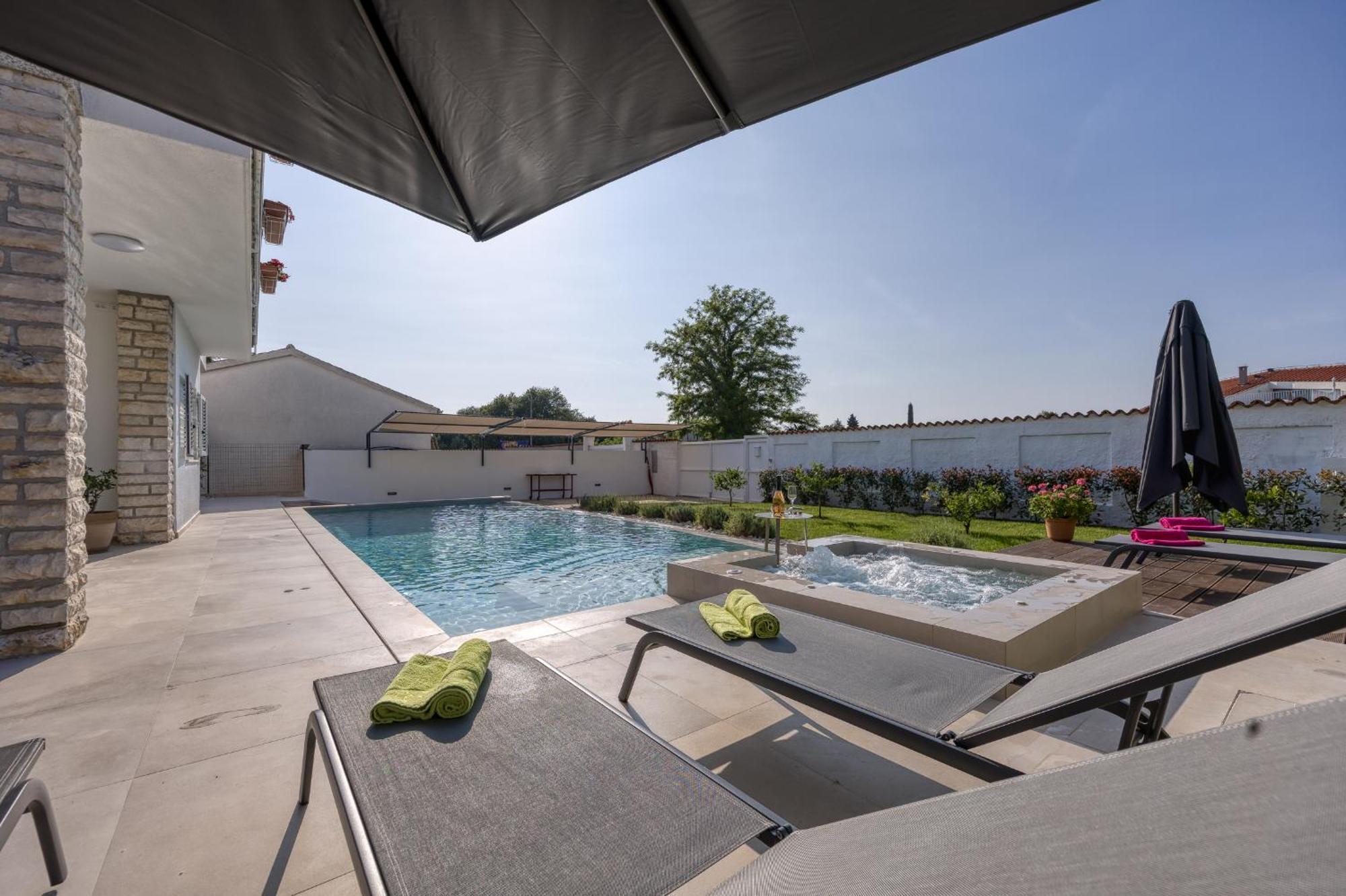 A Touch Of Luxury And Comfort - Irena Porec