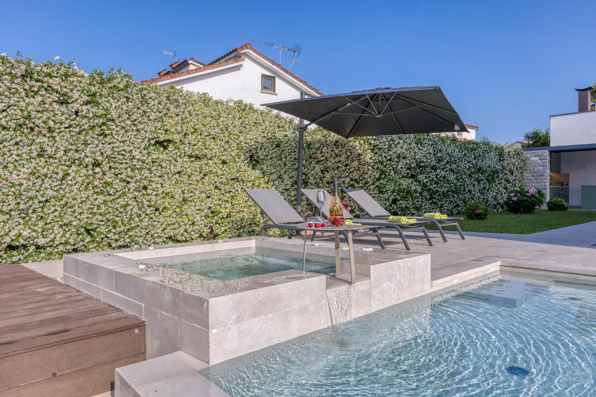 A Touch Of Luxury And Comfort - Irena Vila